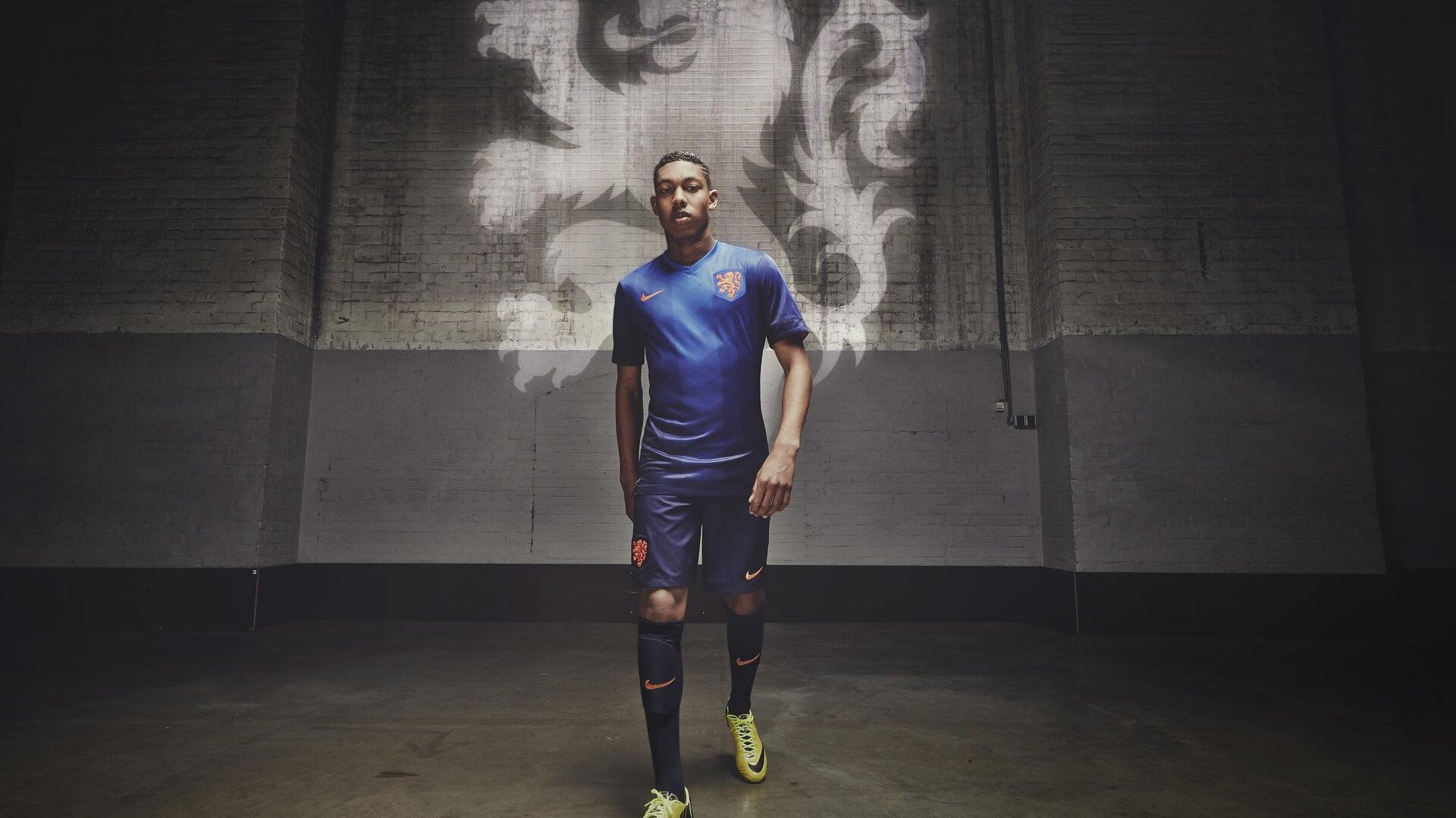 英格兰黄金一代崛起,斯科尔斯盛赞贝林厄姆、福登与格拉利什引领世界杯夺冠之路